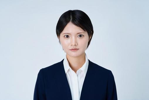 スーツ姿の若い女性 スーツ姿の若い女性 女性,若い,20代の写真素材