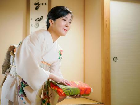 33:和服でお辞儀している女性 33:和服でお辞儀している女性 着物,お辞儀,お中元の写真素材