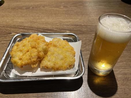 コーンの天ぷらとビール コーンの天ぷらとビール 天ぷら,コーン,トウモロコシの写真素材