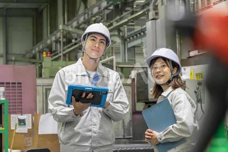 工場機械を点検する作業員 工場,作業員,タブレットの写真素材