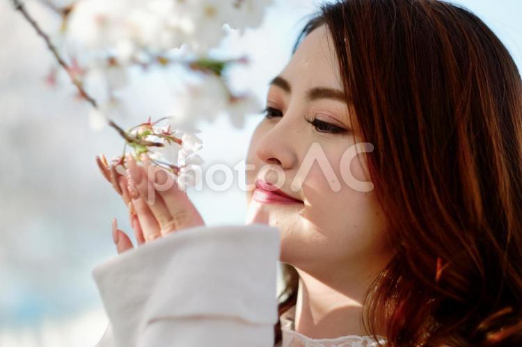 桜と派手目なメークの日本人女性28 女性,日本人,アジア人の写真素材