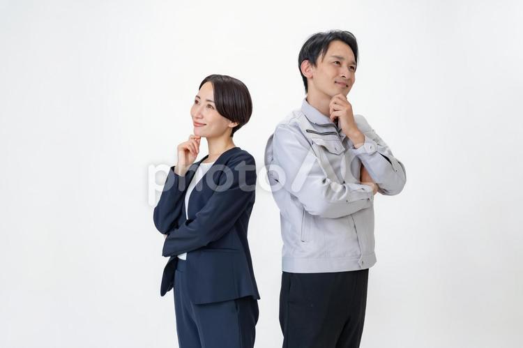 作業着の男性とスーツを着た女性 スーツ,女性,ゼネコンの写真素材