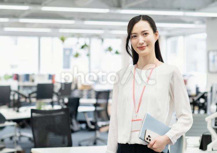 オフィスで仕事をする若いビジネスウーマン ビジネスウーマン,若い,女性の写真素材