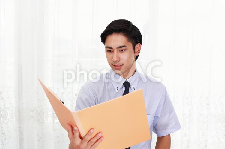 書類を確認するビジネスマン 男性,ビジネス,ビジネスマンの写真素材