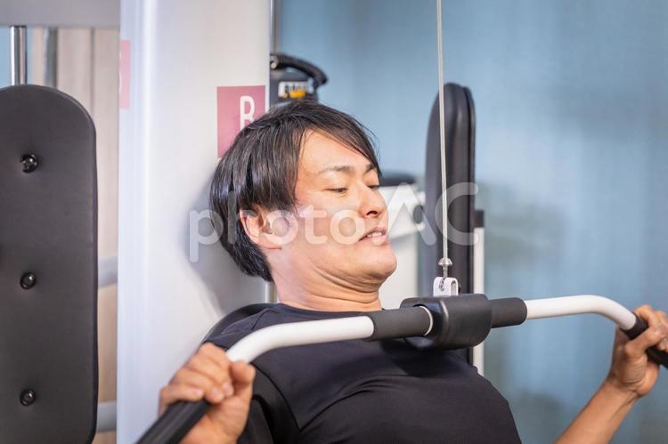 スポーツジムでラットプルマシンを使う男性 ラットプル,ラットプルダウン,筋トレの写真素材