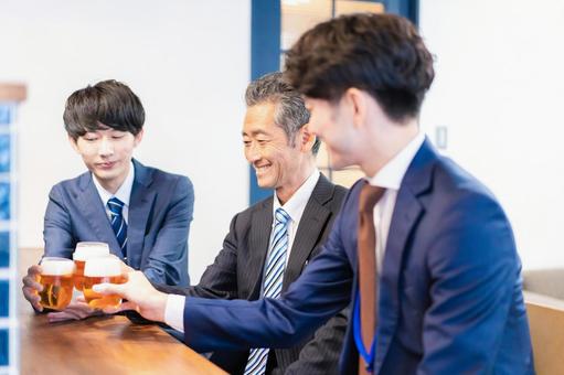 バーで乾杯をする3人の会社員 グラス,飲食,ストレス解消の写真素材