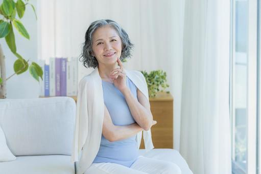 スキンケアをするシニア女性 美容,シニア,笑顔の写真素材