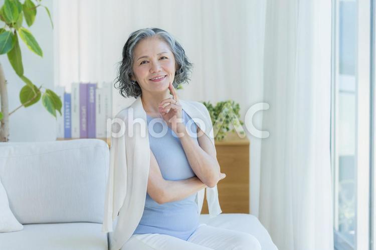 スキンケアをするシニア女性 美容,シニア,笑顔の写真素材