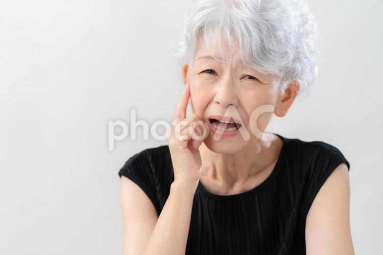 白バックでスキンケアをするシニアの女性 ビューティー,女性,シニアの写真素材