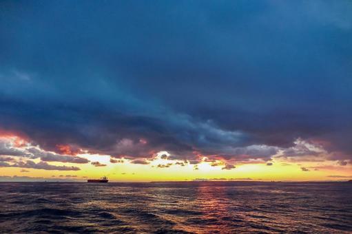 夕焼けと大海の写真