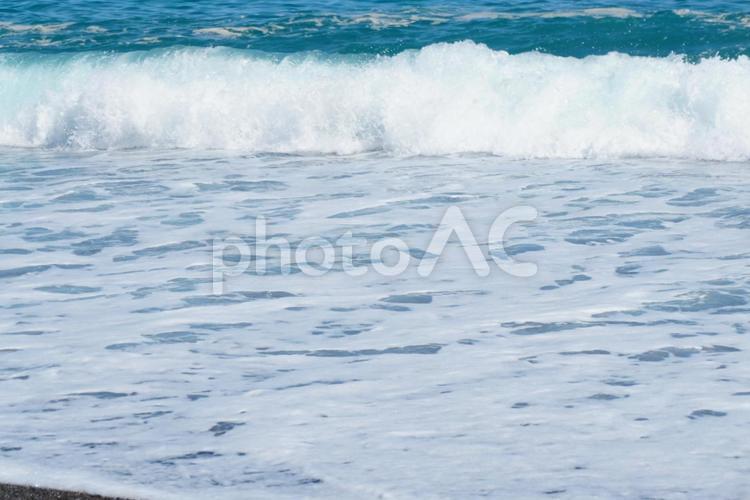 高波の日の波打ち際 海,海岸,波の写真素材