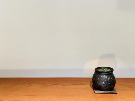 木製テーブルに置かれた黒いアロマポット 木製テーブルに置かれた黒いアロマポット アロマポット,香炉,アロマディフューザーの写真素材