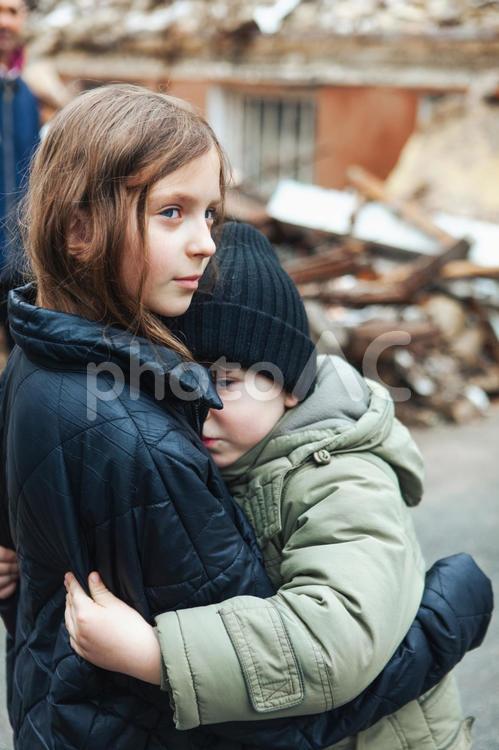 抱きしめる女性と男の子 男の子,人物,抱きしめるの写真素材