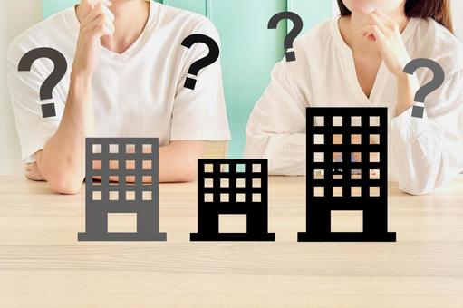 会社と選ぶ男性と女性 会社,選ぶ,就活の写真素材