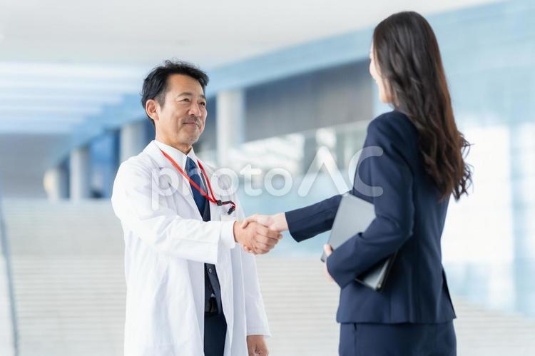 病院で医者と握手をするMR 医者,握手,mrの写真素材