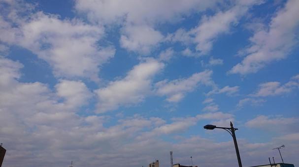 雲と外灯 雲,青空,空の写真素材