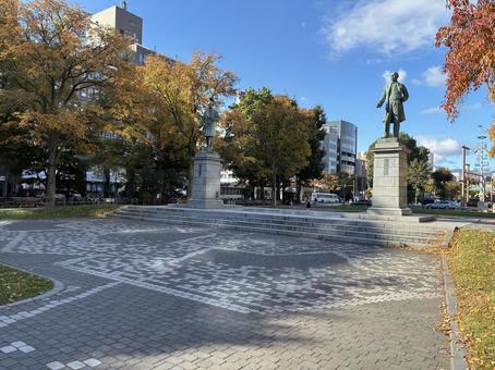 紅葉の10月下旬札幌大通公園西10丁目 札幌,北海道,大通公園の写真素材