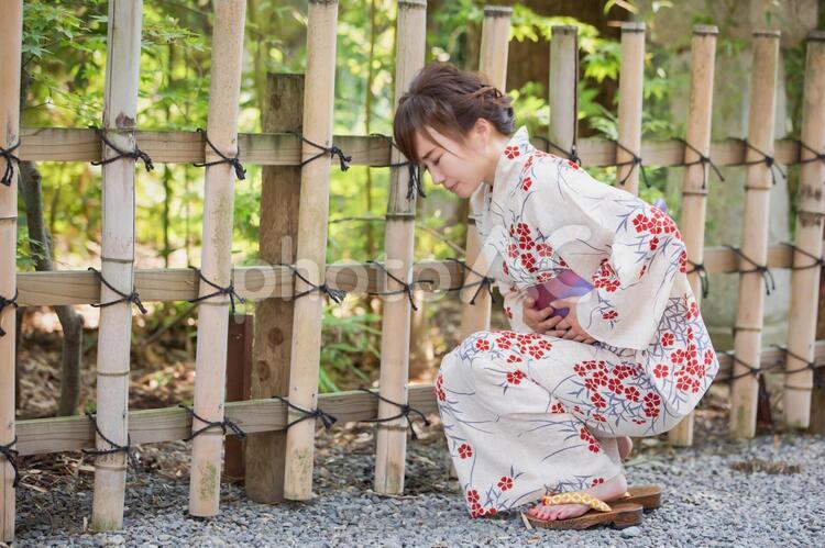 浴衣をきた体調不良の女性 浴衣,腹痛,ゆかたの写真素材