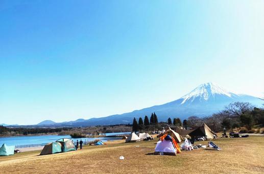 富士山の麓でのキャンプ テント,キャンプ,青空の写真素材