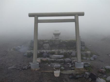 高千穂峰の祠の写真