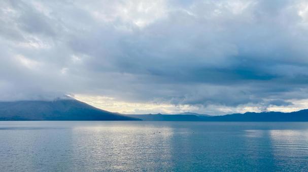 湖と雲 湖,自然,山の写真素材