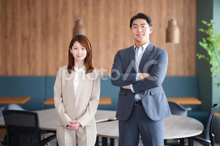 腕を組む男性と手を組む女性 男性,女性,人物の写真素材