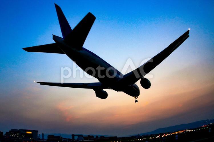 黄昏の空と空港へ着陸する翼 飛行機,空港,夕方の写真素材