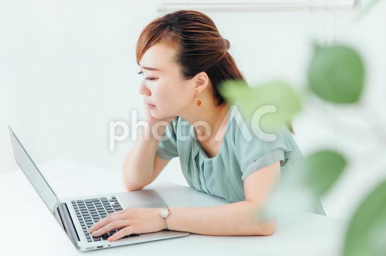 PCを使うビジネスウーマン 居眠り,眠い,限界の写真素材