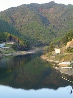 山を映す静かなダム湖 山を映す静かなダム湖の写真
