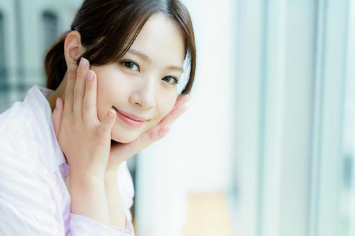 部屋でリラックスする女性 部屋でリラックスする女性 美容,笑顔,ポートレートの写真素材