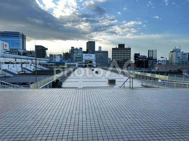 上野パンダ橋周辺　周辺の街並み 歩道橋,上野駅前,上野駅正面の写真素材