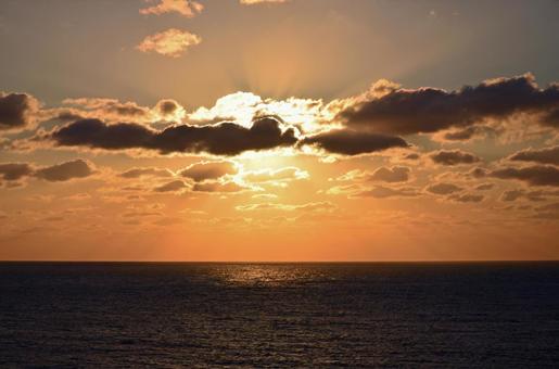 海の夕焼けの光芒 海の夕焼けの光芒の写真