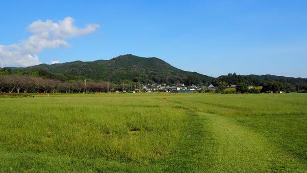 曼珠沙華公園付近の草地&山並み(日高市) 曼珠沙華公園付近の草地&山並み(日高市) 秋,草地,丘陵の写真素材