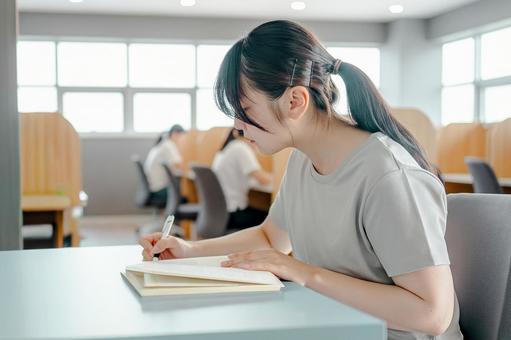 勉強する女性 勉強する女性 女性,学生,自習室の写真素材