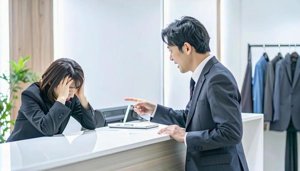 カスハライメージ：深く頭を下げる従業員の写真