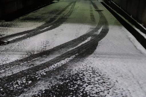 雪道 タイヤ痕 雪道 タイヤ痕 雪道,アスファルト,轍の写真素材