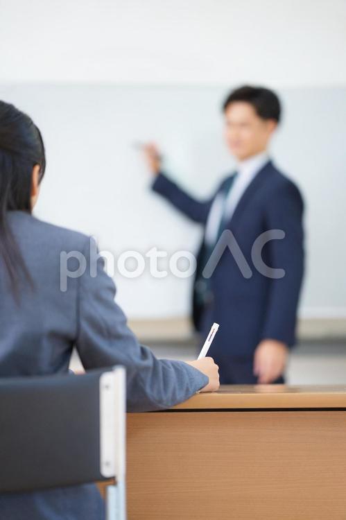 授業を受ける女子生徒と先生 塾,人物,男性の写真素材