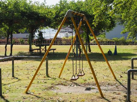 公園の遊具 ブランコ 公園の遊具 ブランコ の写真
