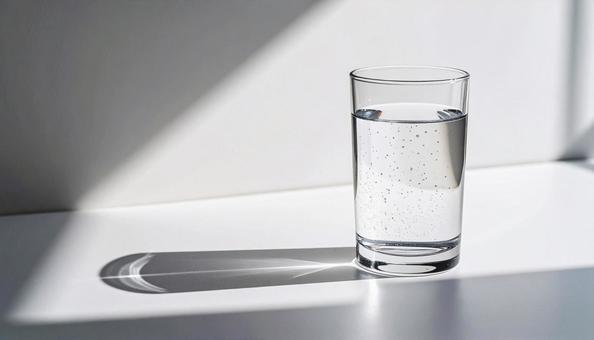 グラス入りの水 グラス入りの水の写真