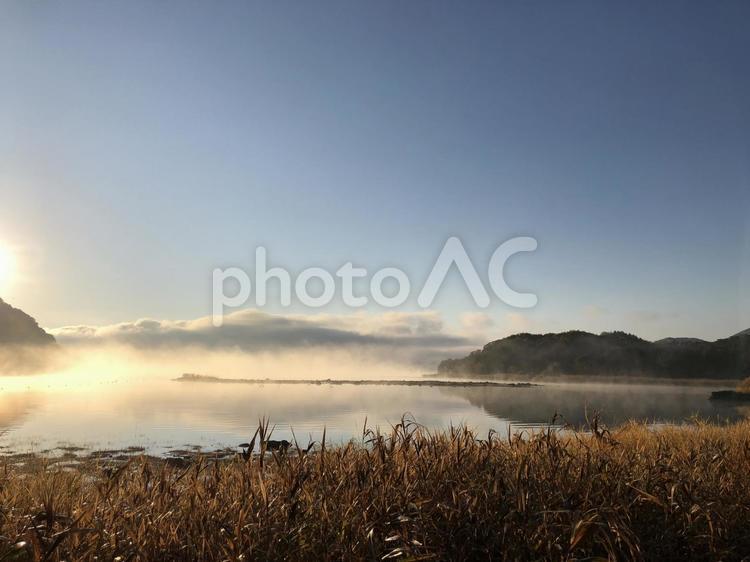 湖畔の朝焼け 風景,太陽,暁の写真素材