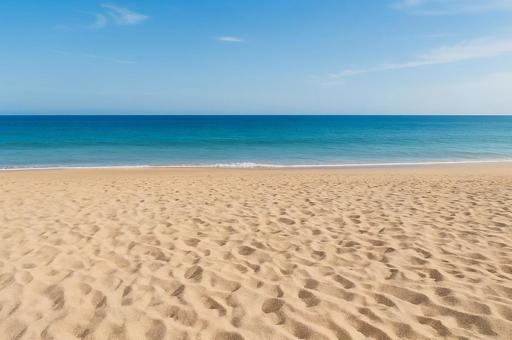 青空と美しい砂浜の海辺・ビーチ・波打ち際 青空と美しい砂浜の海辺・ビーチ・波打ち際の写真