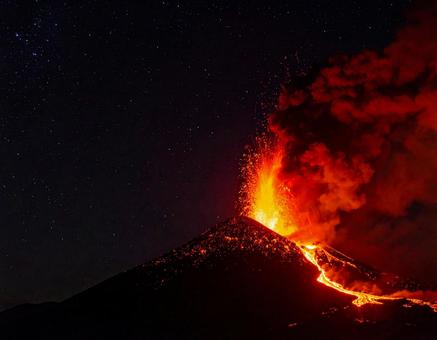 夜空と火山の噴火 夜空と火山の噴火の写真