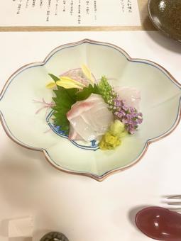 美しい盛り付けの新鮮な白身魚の刺身 美しい盛り付けの新鮮な白身魚の刺身 刺身,お造り,白身魚の写真素材