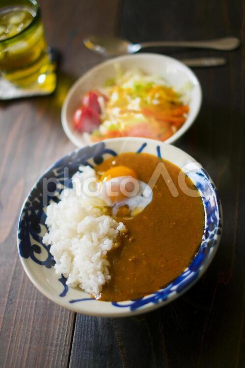 カレーライス生卵乗せとサラダ カレー,カレーライス,サラダの写真素材