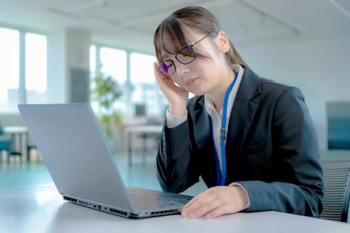 疲れを感じるビジネスウーマン 疲労,頭痛,ストレスの写真素材