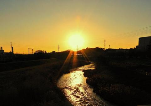 川と朝日の写真