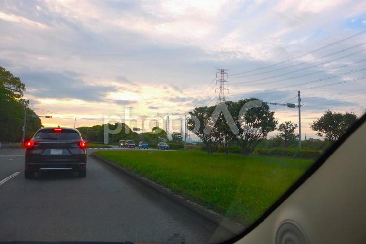 心地よい夕方の車窓 車窓,道路,車の写真素材