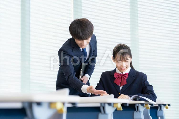 学校で勉強を教える先生と女子高生 塾,教育,勉強の写真素材