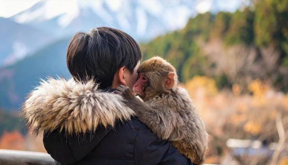 男の子 肩に止まる小さなサルにえさやり 男の子 肩に止まる小さなサルにえさやりの写真