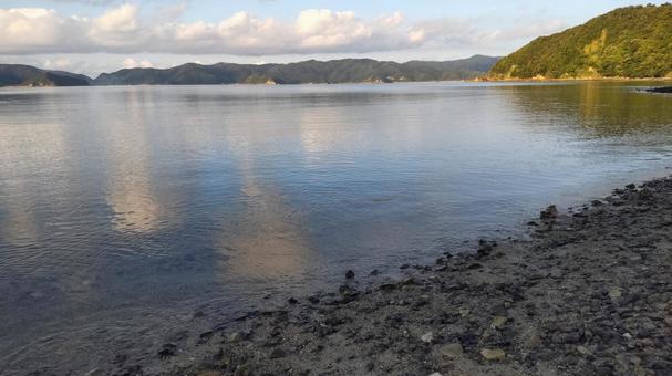 空が映しだされている奄美の海岸 空が映しだされている奄美の海岸の写真